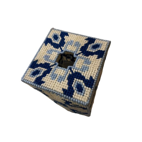Plastic Canvas Needlepoint Tissue Box Covert Handmade Vintage  Delft Design - Picture 2 of 6